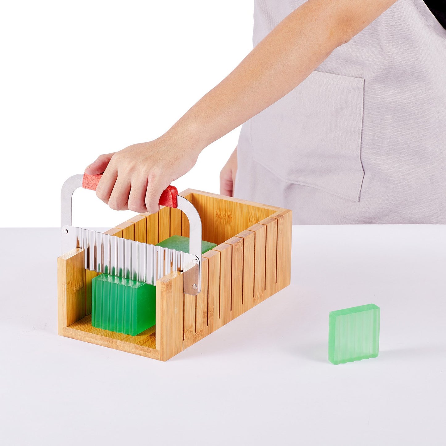 Seifenherstellungsset, Bambus-Schneidebox und Innenbox mit Silikonform, gerader und gewellter Edelstahlschneider, 100 Beutel und 105 Aufkleber, DIY-Set für Seifenherstellungsmaterialien für Erwachsene