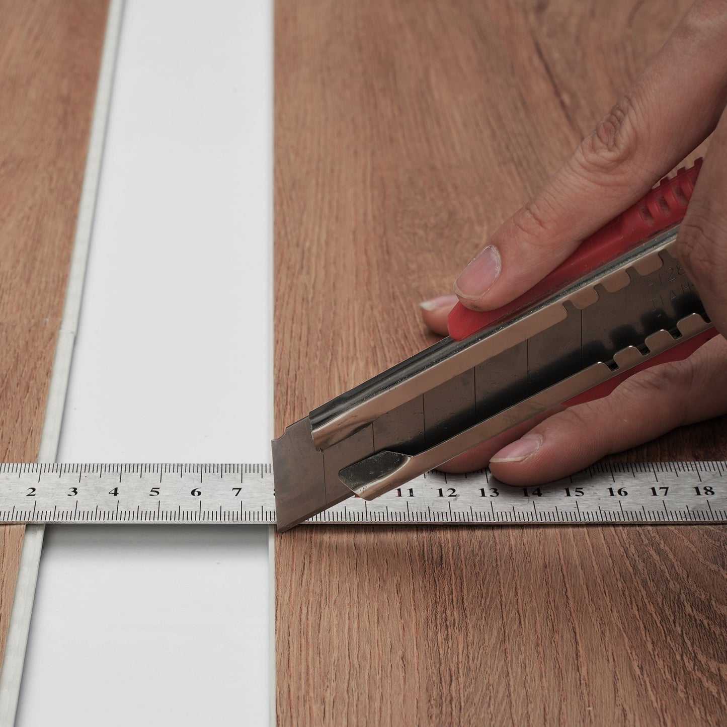 Ineinander greifende Vinyl-Bodenfliesen 1220 x 185 mm, 10 Fliesen 5,5 mm dick zum Zusammenstecken, tiefbraune Holzmaserung, DIY-Bodenbelag für Küche, Esszimmer, Schlafzimmer und Badezimmer, einfach für die Inneneinrichtung