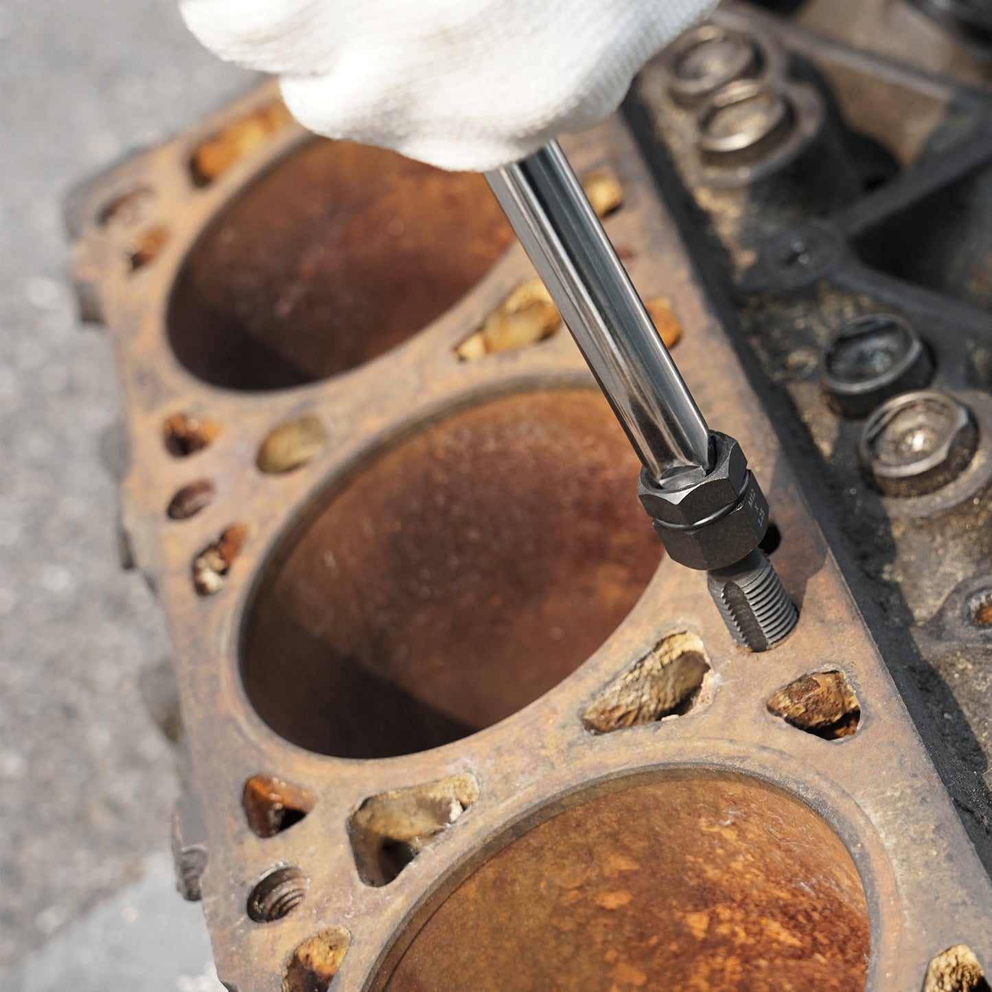 7-Piece Thread Chaser Set, Metric Thread Restorer Tool M10 M12 M14 M18 M20 M22, Rethreading Tool Kit with Storage Case, Heat Treated Carbon Steel, for Automotive Thread Repair Applications