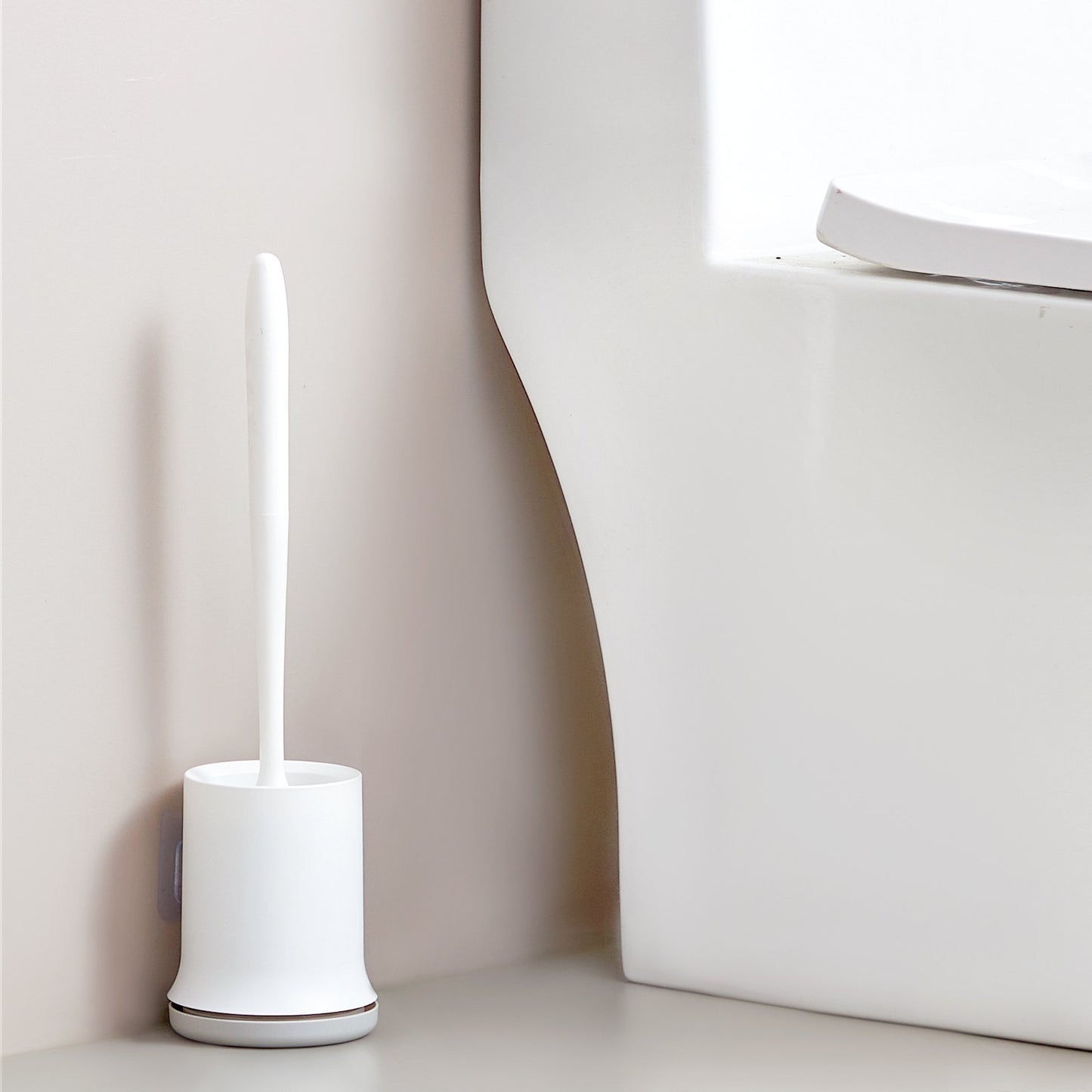 Toilet Brush and Holder Set, Toilet Bowl Brush and Holder with Comfortable PP Handle, Compact Bathroom Scrubber Cleaner, Deep Cleaning and Drip-Proof, for Bathroom, RV & Toilets (White & Grey)