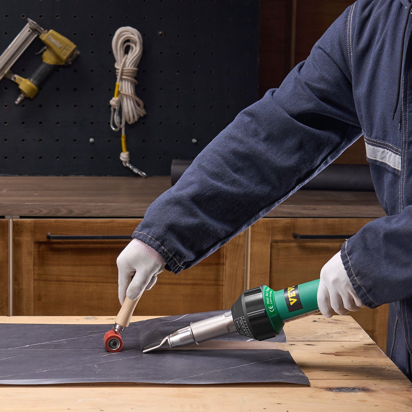 Hot Air Plastic Welder, 1600W Hot Air Torch Pistol, 122-1112℉ PVC TPO Vinyl Heat Gun Welding Torch, Plastic Roofing Welding Kit with 17 Accessories- Toolbox, Nozzle, Roller, Blades for PP/PE/PVC