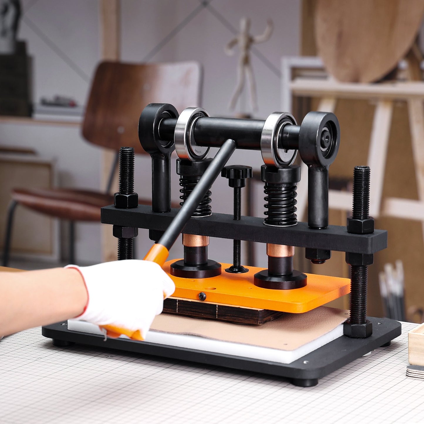 Leather Cutting Machine, 10.2 x 5.9 in Embossing Plate Manual Die Cutter, 0.47 in Pressure Stroke Dual Guide Shafts Die Cut Machine, Leather Embossing Machine for Various of Materials