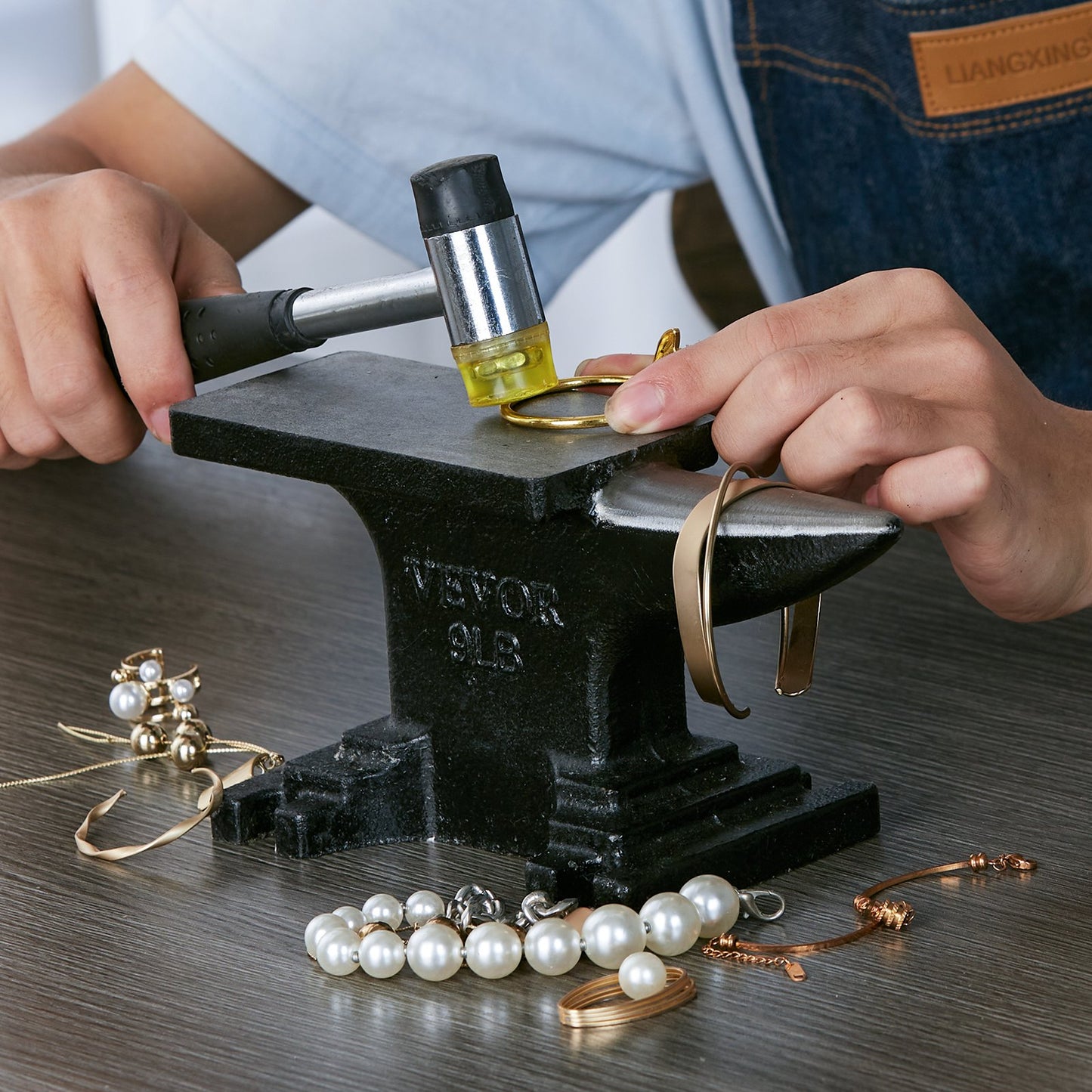 Single Horn Anvil, High Hardness Rugged Round Horn Anvil Blacksmith,8.8Lbs Cast Steel Anvil,Compact Design and Stable Base, Forge Tools and Equipment, Metalsmith Tool for Bending and Shaping