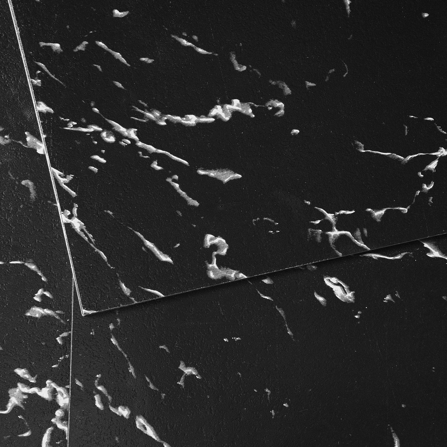 Selbstklebende Vinyl-Bodenfliesen, 30,5 x 30,5 cm, 50 Stück, 1,5 mm dick, schwarzer Marmor